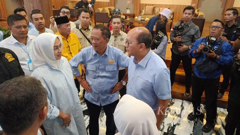 Ketua Tim Kampanye Daerah (TKD) Prabowo-Gibran, Airin Rachmi Diany (kiri); mantan Bupati Lebak Mulyadi Jayabaya (tengah); dan Ketua Tim Kampanye Nasional (TKN) Prabowo-Gibran, Rosan Roeslani (kanan) berbincang-bincang sembari menunggu calon presiden Prabowo Subianto di kediaman Jayabaya, Lebak, Banten (3/12/2023).