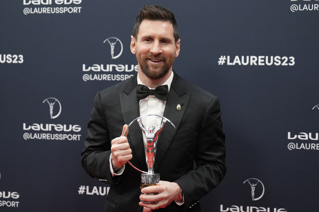 Lionel Messi, bintang Argentina dan klub Paris Saint-Germain, berpose dengan trofi Olahragawan Terbaik 2023 dari Laureus Sports pada seremoni penghargaan di Paris, Perancis, Senin (8/5/2023) waktu setempat.