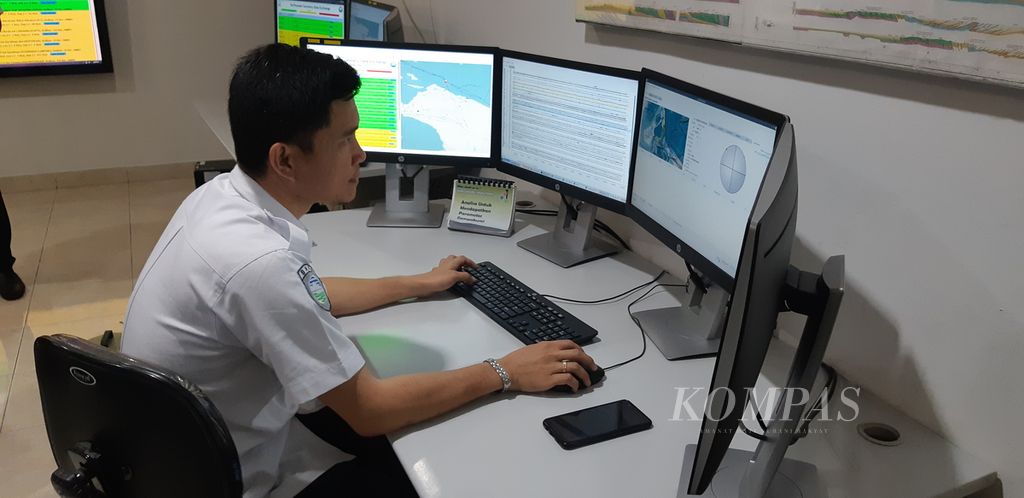 Petugas memantau monitor di Pusat Gempa Bumi Regional Wilayah V Papua di Jayapura, Papua, Senin (10/2/2020).