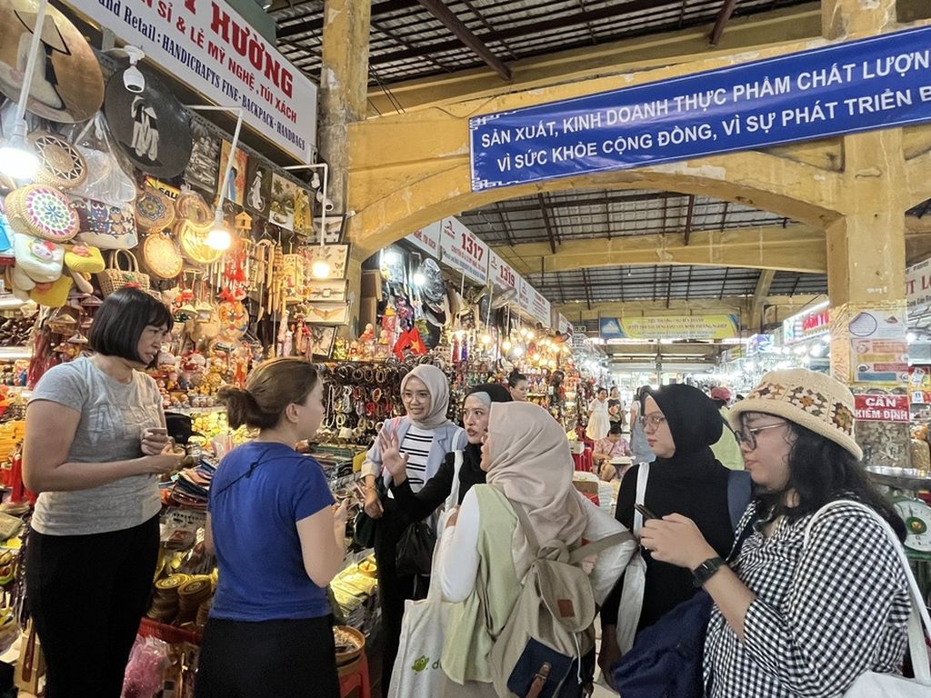 Suasana Pasar Ben Thanh di Ho Chi Minh, Vietnam, Kamis (12/10/2023). Pasar yang menjajakan aneka suvenir ini menjadi salah satu tujuan sebagian besar turis asing yang datang ke kota ini.