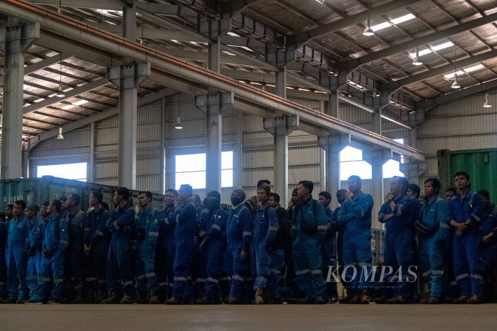 Ratusan pekerja PT Austin Engineering Indonesia menghadiri seremoni pembangunan pabrik baru di Batam, Kepulauan Riau, Rabu (8/2/2023).
