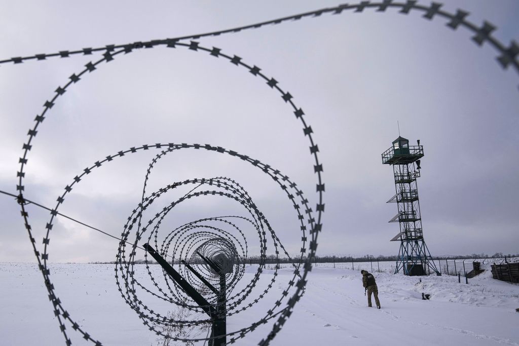 Seorang penjaga perbatasan Ukraina berpatroli di perbatasan dengan Rusia tidak jauh dari desa Hoptivka, wilayah Kharkiv, Ukraina, Rabu (2/2/2022) waktu setempat. Krisis Ukraina berawal dari intervensi Rusia yang menolak keinginan negara tetangganya itu bergabung dengan NATO.