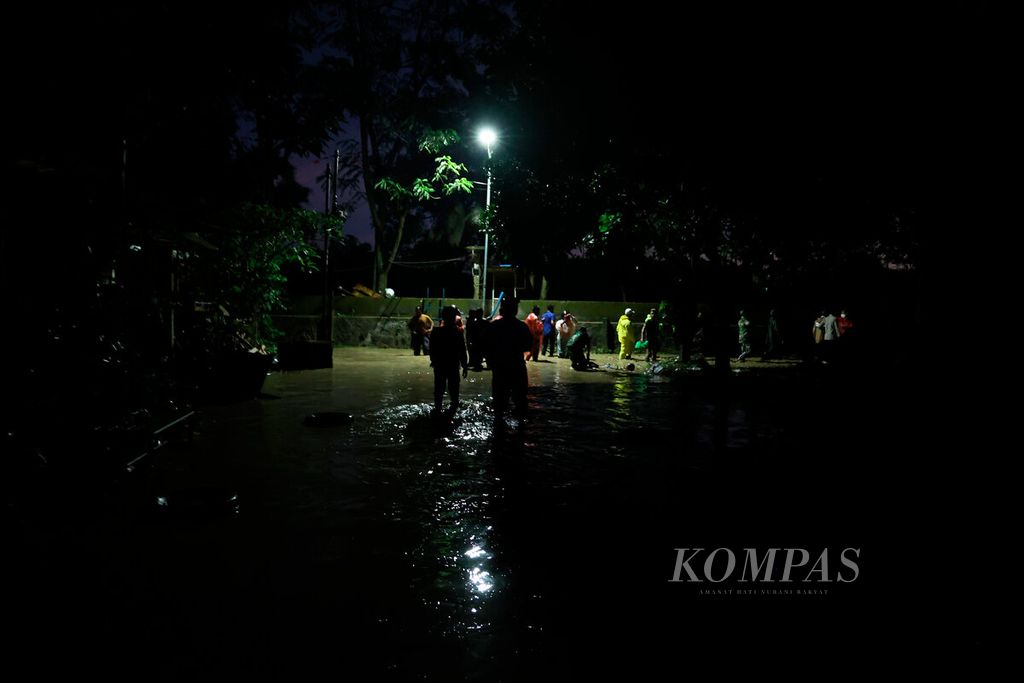 Petugas memeriksa setiap rumah untuk memastikan tidak ada korban setelah banjir bandang menerjang Perumahan Dinar Mas, Kota Semarang, Jawa Tengah, Jumat (6/1/2023). 