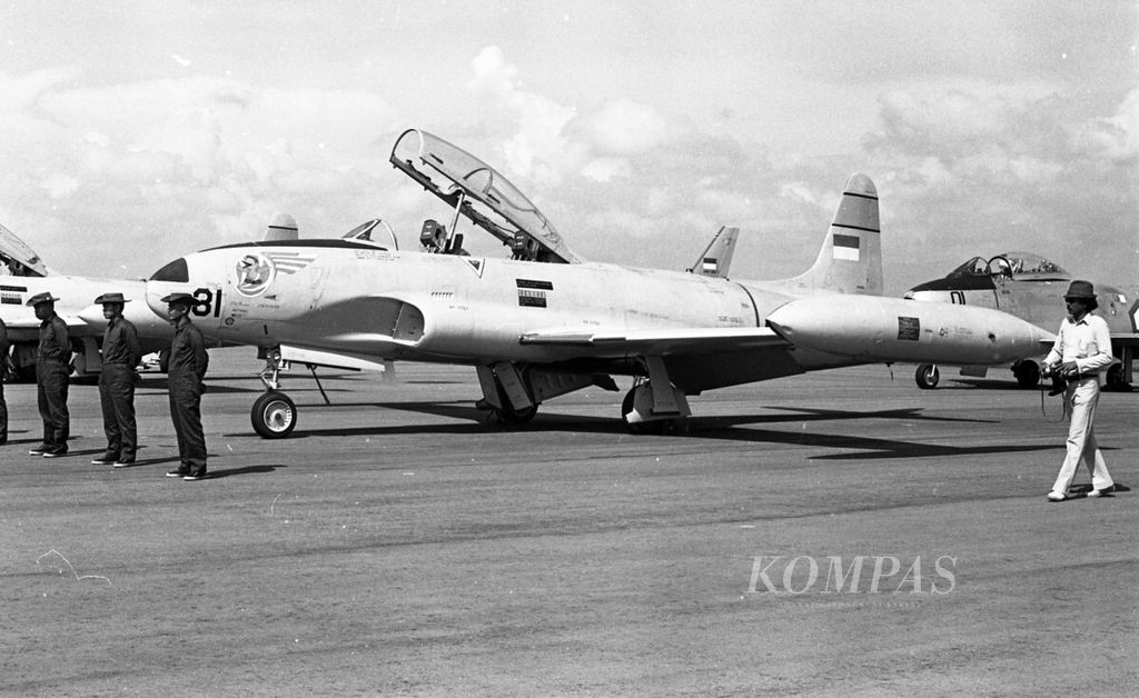 Pesawat latih jet T-33 Thunderbird TNI Angkatan Udara saat diresmikan menjadi unsur buru sergap Komando Pertahanan Udara Nasional (Kohanudnas) di Lanuma Iswahyudi, Madiun, awal Mei 1974.