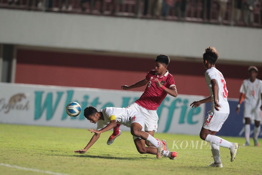 Pemain timnas U-16 Indonesia Arkhan Kaka Putra Purwanto merebut bola saat melawan tim Myanmar U-16 di babak semifinal Piala AFF U-16 di Stadion Maguwoharjo, Sleman, DI Yogyakarta, Rabu (10/8/2022). 