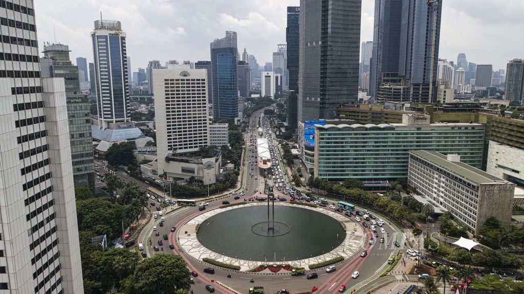 Foto aerial suasana lalu lintas di kawasan Bundaran Hotel Indonesia, Jakarta Pusat, pada hari pertama masuk kantor pascalibur Tahun Baru 2023, Senin (2/1/2023).