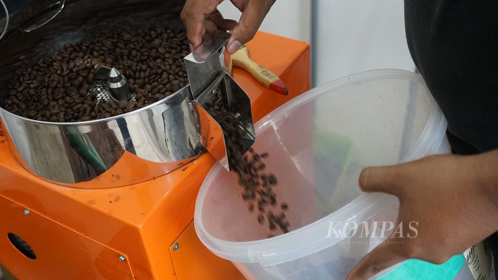 Pengelola kopi Gerai Hutan Palembang, Sumatera Selatan, sedang menyangrai kopi, Selasa (9/8/2022). Proses sangrai kopi harus dilakukan secara cermat agar tidak merusak rasa.
