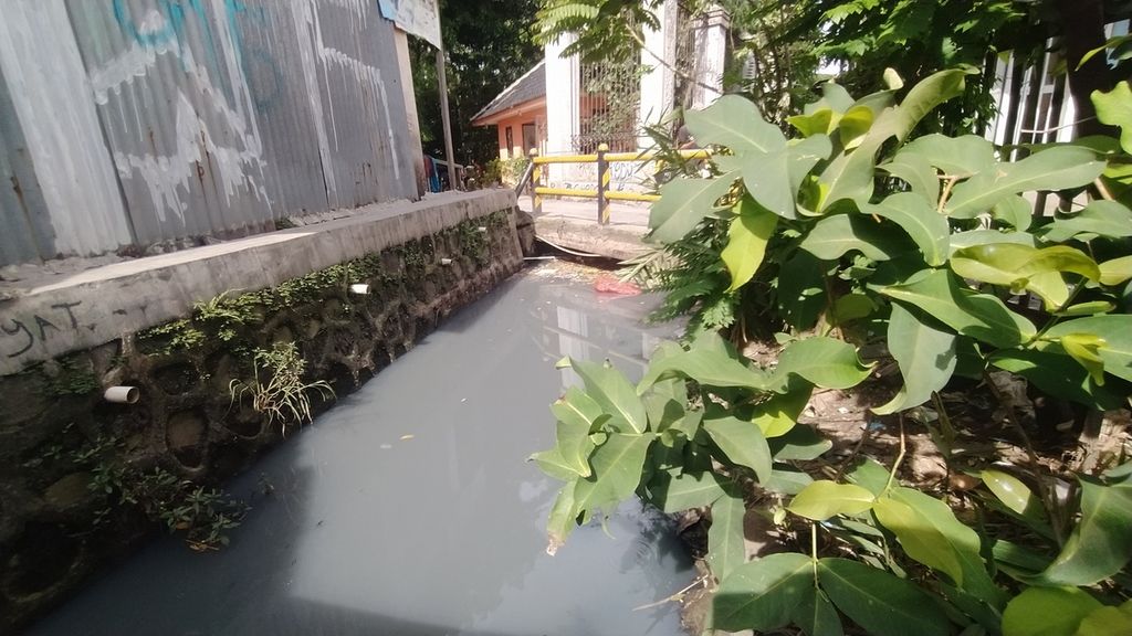 Genangan air terlihat terhambat oleh sampah-sampah di saluran penghubung Kelurahan Kedoya Utara, Kecamatan Cengkareng, Jakarta Barat, Sabtu (19/11/2022).