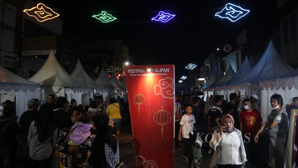Suasana Festival Pekalipan di Jalan Pekalipan, Kota Cirebon, Jawa Barat, Sabtu (24/9/2022). Festival yang digelar oleh Pemerintah Kota Cirebon bekerja sama dengan Kantor Perwakilan Bank Indonesia Cirebon itu untuk menampilkan kesenian dan kuliner khas Cirebon.