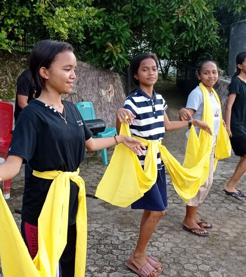 Para remaja sedang berlatih menari di sanggar yang dikelola Mada Institut di Sumba Barat Daya, NTT, pada tahun 2021.