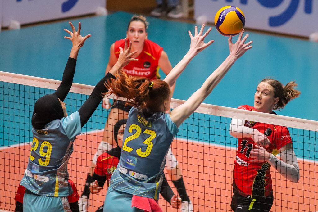 Jakarta Pertamina Enduro player Polina Shemanova (on the right) performs a smash during a match against Jakarta Electric PLN in the Proliga 2024 in Gresik, East Java, on Saturday (18/5/2024).