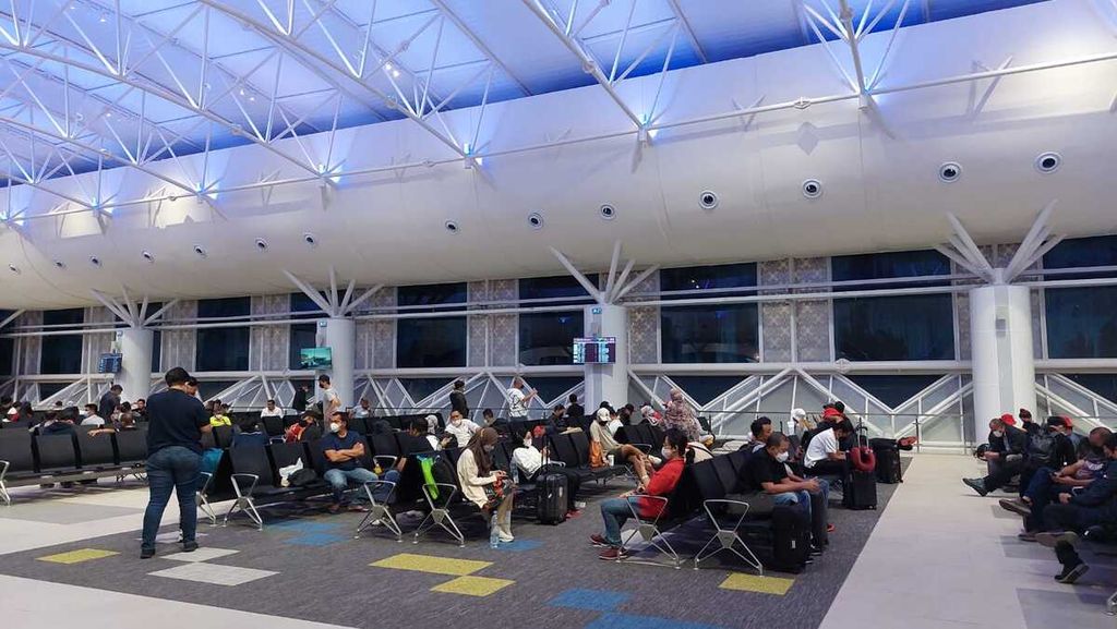 Para penumpang menunggu keberangkatan di area tunggu Bandara Internasional Lombok, Nusa Tenggara Barat, Senin (21/3/2022). Bandara Lombok mencatat rekor pergerakan penumpang tertinggi hingga lebih dari 15.000 sepanjang sejarah beroperasinya bandara tersebut sejak 2011 .