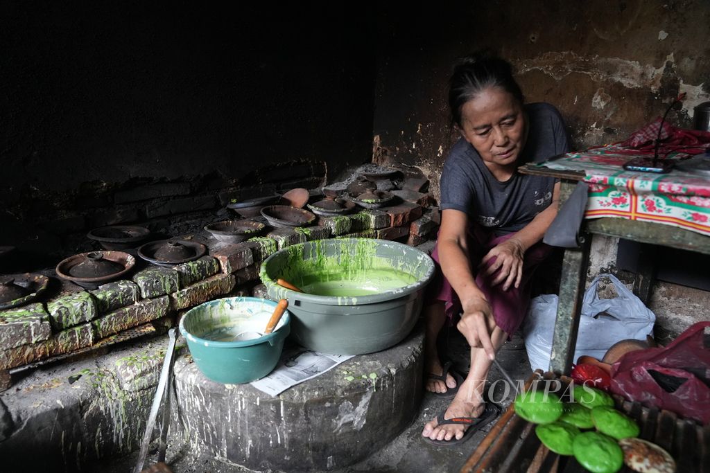 Iwang Yulianti membuat serabi yang diberi nama Serabi Mirasa di Jalan Karang Anyar, Kota Bandung, Jawa Barat, Kamis (1/8/2024). Usaha yang ia rintis di rumah sederhananya sejak 1986 itu tiap hari memproduksi 500-700 serabi. Harganya Rp 2.500 per serabi.