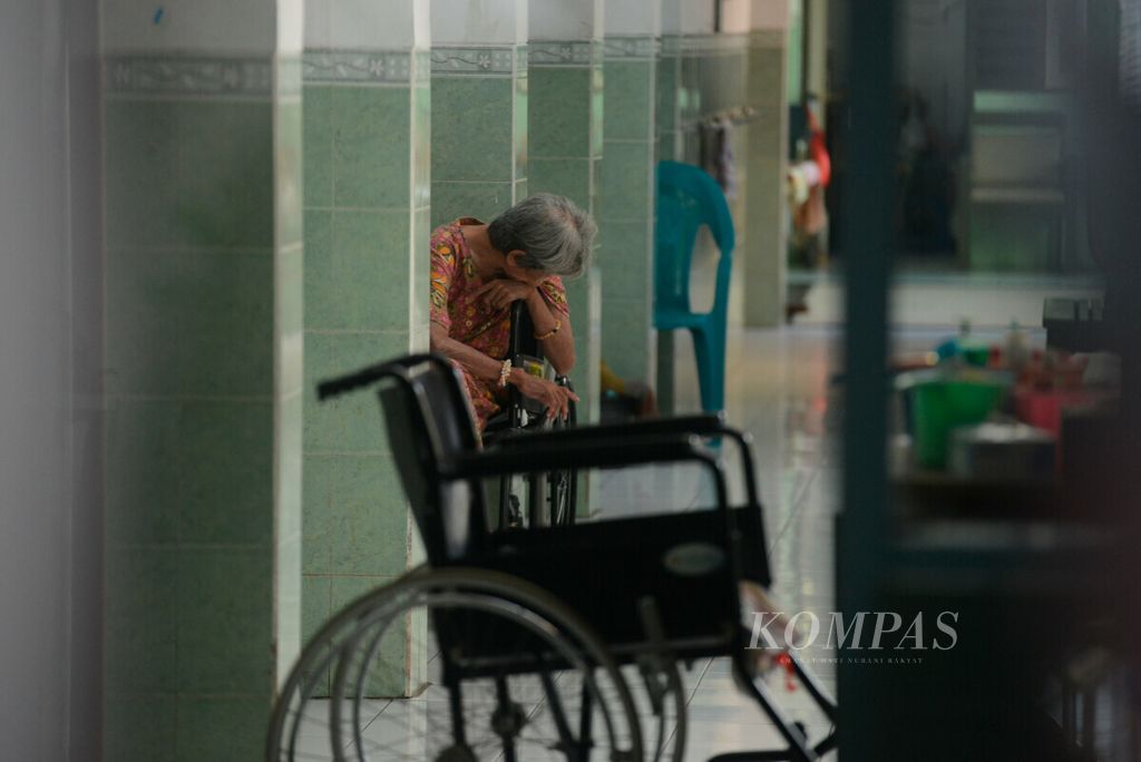 Penghuni panti yang duduk sendirian di antara lorong bangunan kamar di Panti Wreda Elim, Kota Semarang, Jawa Tengah, Jumat (29/5/2020). 