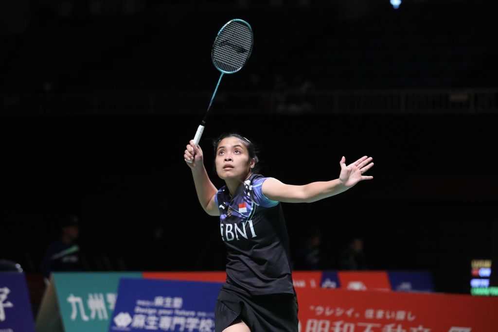 Gregoria Mariska Tunjung memukul kok dalam pertandingan babak pertama turnamen Kumamoto Masters, Jepang, Rabu (15/11/2023). Gregoria mengalahkan wakil tuan rumah, Nozomi Okuhara, 21-19, 21-19. 