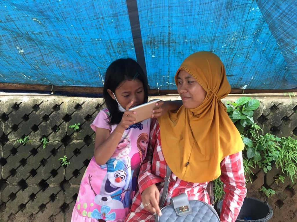 Anggraini saat sedang bersama putrinya pertamanya Novi, di lapak minuman di Jalan KH Mas Mansyur, Tanah Abang, Jakarta Pusat, Senin (15/2/2021) siang.