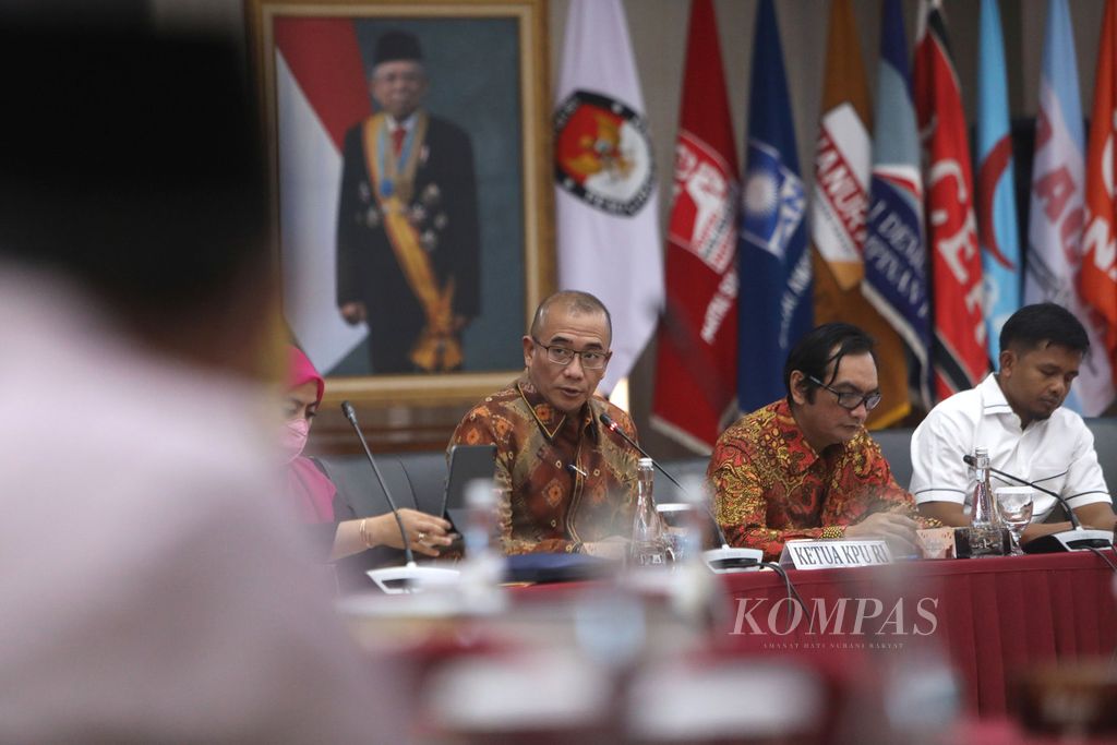 Ketua KPU Hasyim Asy'ari (tiga dari kanan) bersama anggota KPU lain saat rekapitulasi pemutakhiran data pemilih berkelanjutan semester I tahun 2022 tingkat nasional yang digelar Komisi Pemilihan Umum (KPU) di kantor KPU, Jakarta, Selasa (12/7/2022). 