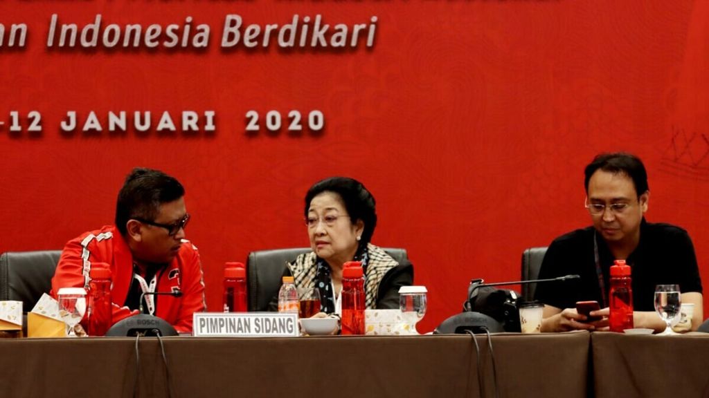 (Dari kiri) Sekretaris Jenderal PDI-P Hasto Kristiyanto, Ketua Umum PDI-P Megawati Soekarnoputri, dan Kepala Pusat Analisis dan Pengendali Situasi (Situation Room) PDI-P Prananda Prabowo dalam salah satu kelas di rangkaian Rapat Kerja Nasional I PDI-P 2020 di Jakarta, Sabtu (11/1/2020).