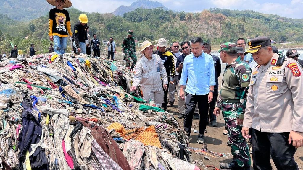 Penjabat Gubernur Jawa Barat Bey Machmudin (baju kemeja biru) memantau penumpukan sampah di Pantai Cibutun Loji, Desa Sangrawayang, Kecamatan Simpenan, Jabar, Rabu (4/10/2023).