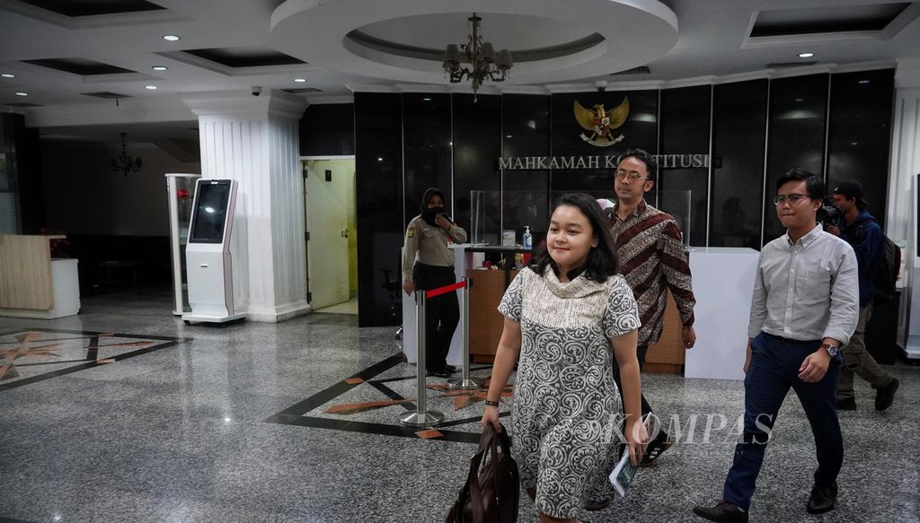 Violla Reininda (kiri) dan Arif Maulana (tengah) yang menjadi bagian perwakilan kuasa hukum 16 Guru Besar Hukum Tata Negara di Indonesia hadir untuk menyerahkan laporan dugaan pelanggaran etik dan perilaku Ketua Mahkamah Konstitusi (MK) Anwar Usman kepada Majelis Kehormatan Mahkamah Konstitusi di Gedung Mahkamah Konstitusi, Jakarta, Kamis (26/10/2023). 