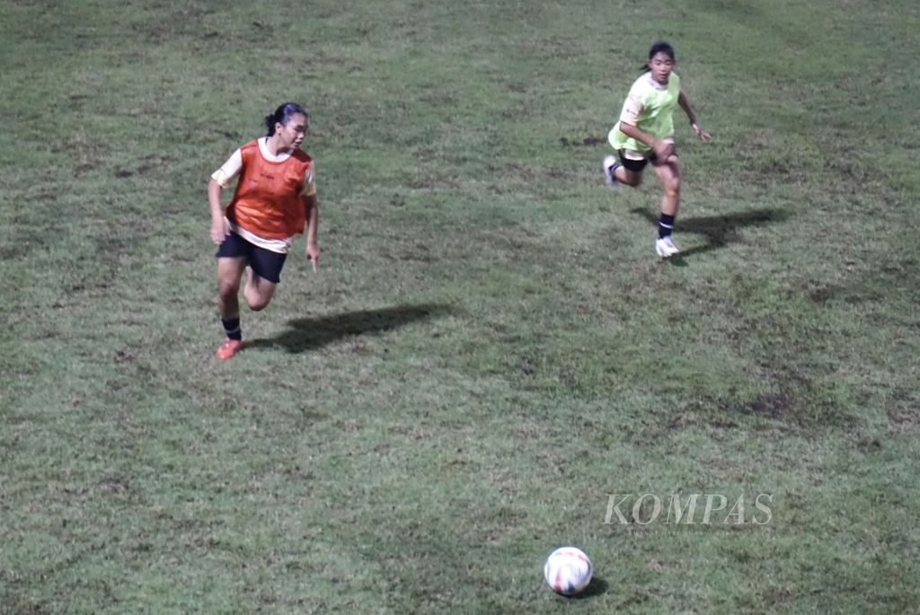 Para pesepak bola putri belia berunjuk gigi dalam seleksi tim U-17 di Lapangan A Gelora Bung Karno, Senayan, Jakarta, 5 April 2024. Mereka disaring untuk berlaga di Piala Asia Putri U-17 di Bali, 6-19 Mei 2024.