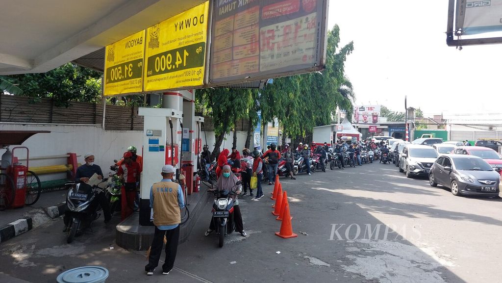 Suasana di salah satu SPBU Pertamina di Karang Tengah, Kota Tangerang, Banten, menjelang pemberlakuan penyesuaian harga, Sabtu (3/9/2022). Pemerintah resmi menyesuaikan harga BBM bersubsidi jenis pertalite, solar, dan BBM nonsubisidi jenis pertamax. Harga pertalite naik dari Rp 7.650 per liter menjadi Rp 10.000 per liter, Solar bersubsidi dari Rp 5.150 menjadi Rp 6.800 per liter serta pertamax dari Rp 12.500 menjadi Rp 14.500 per liter. Penyesuaian harga berlaku mulai Sabtu (3/9/2022) pukul 14.30 WIB. 