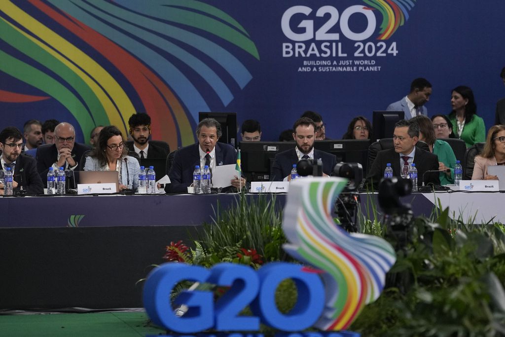Menteri Keuangan Brasil Fernando Haddad (tengah) dalam pertemuan tingkat menteri keuangan G20 di Sao Paulo, Brasil, Kamis (29/2/2024). 