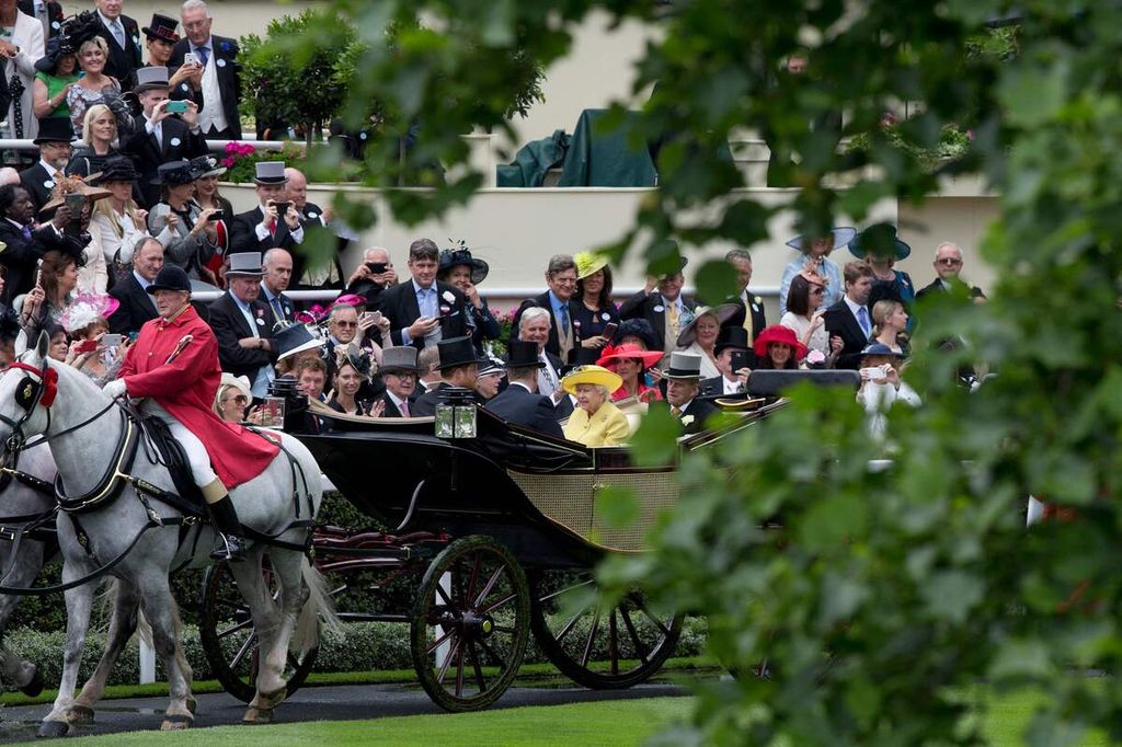 Pada foto yang diabadikan 14 Juni 2016 ini, Ratu Elizabeth II dan Pangeran Philip, Duke of Edinburgh, tiba dalam lomba pacuan kuda Royal Ascot di Ascot, London, Inggris. 