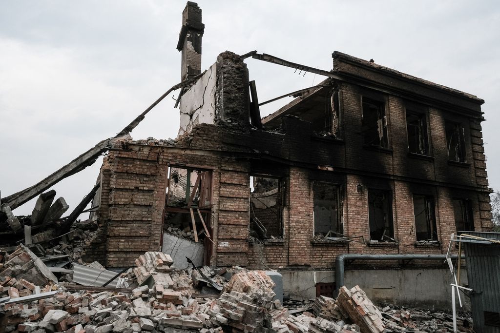 Bangunan sekolah yang hancur di Desa Bilogorivka, wilayah Luhansk, Ukraina timur, 13 Mei 2022.  Pejabat Ukraina mengatakan, 60 orang yang berlindung di ruang bawah tanah bangunan itu tewas akibat serangan militer Rusia. 