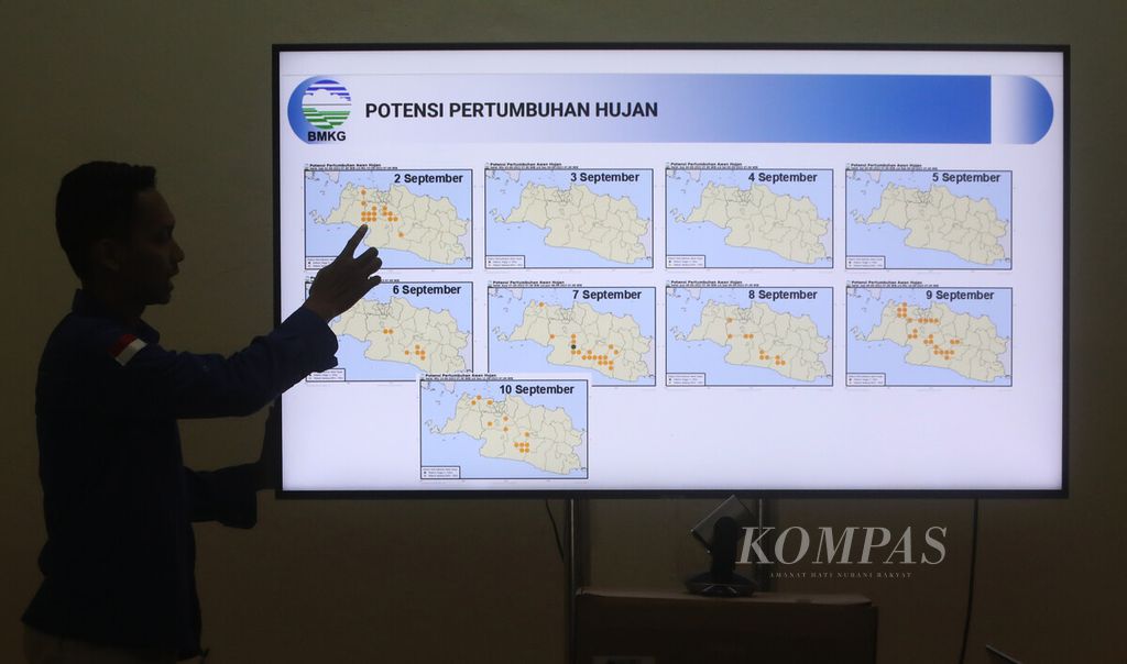 Pengarahan tim teknologi modifikasi cuaca sebelum penerbangan di Lanud Halim Perdanakusuma, Jakarta, Sabtu (2/9/2023). 