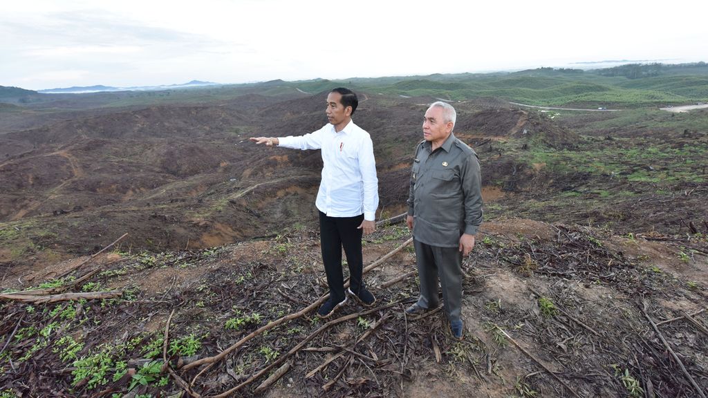 Presiden Joko Widodo bersama Gubernur Kalimantan Timur Isran Noor meninjau lokasi calon ibu kota negara di kawasan Sepaku, Penajam Paser Utara, Kalimantan Timur, Selasa (17/12/2019). Presiden berharap pemindahan ibu kota tidak sekadar memindahkan fisik kantor atau gedung pemerintahan dari Jakarta. 