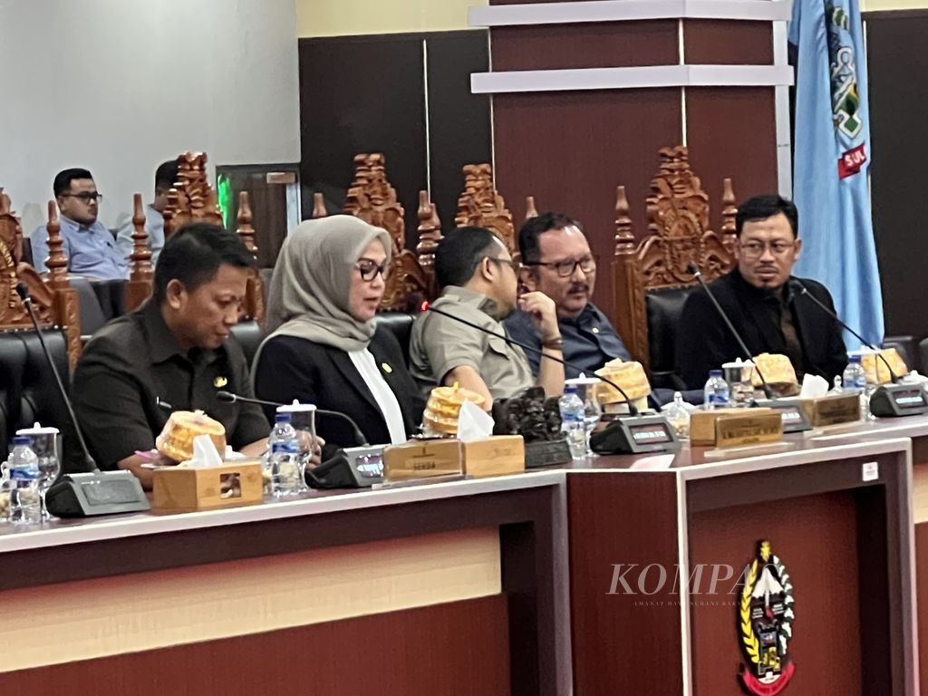 Rapat paripurna pengumuman akhir masa jabatan Gubernur Sulawesi Selatan berlangsung di Gedung DPRD Sulsel, Makassar, Sulsel, Jumat (4/8/2023) malam. Rapat dipimpin Ketua DPRD Sulsel Ina Kartika Sari.