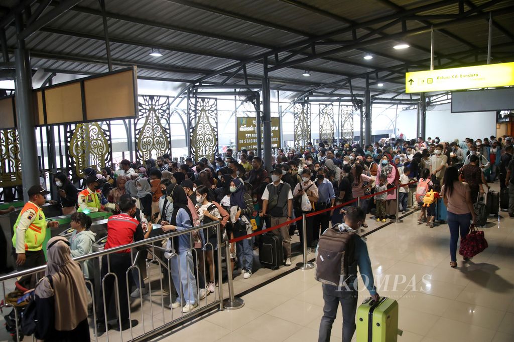 The queue of train passengers exiting the platform at Yogyakarta Station, Yogyakarta City, on Sunday (18/6/2023). As the school holidays begin, Yogyakarta has received many visits from tourists.