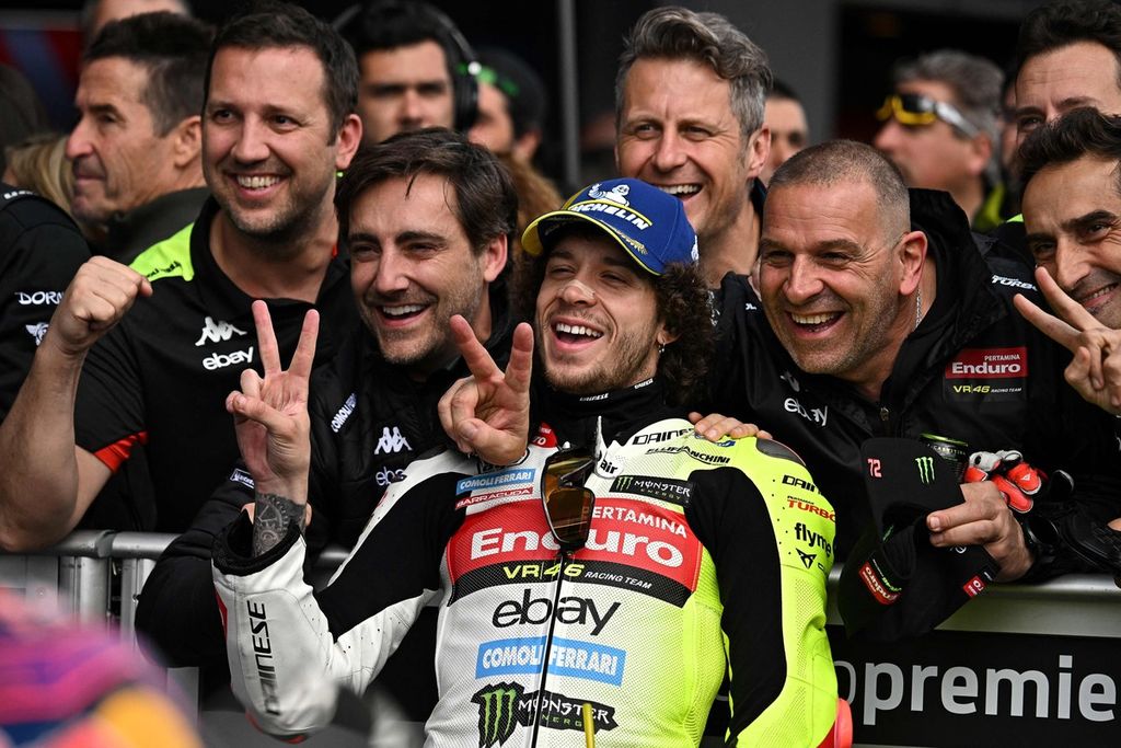 Ekspresi kegembiraan pebalap Pertamina Enduro VR46, Marco Bezzecchi, setelah meraih posisi start kedua sesi kualifikasi MotoGP seri Spanyol di Sirkuit Jerez, Sabtu (27/4/2024). 