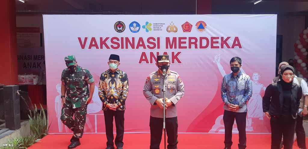 Kapolri Jenderal (Pol) Listyo Sigit Prabowo (tengah) dalam acara peluncuran Vaksin Merdeka Anak di SDN Mangga Dua Selatan 01, Kelurahan Mangga Dua Selatan, Kecamatan Sawah Besar, Jakarta Pusat, Rabu (5/1/2022).