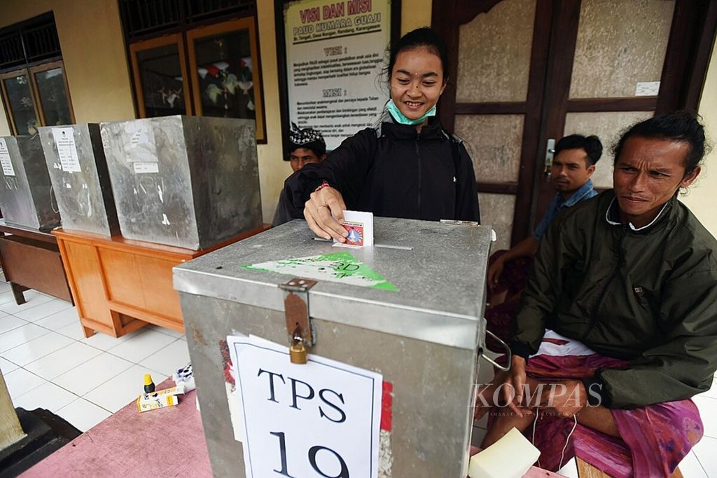 Seorang anak muda sedang memberikan suara. Pemilihan umum merupakan kesempatan bagi warga negara Indonesia untuk memilih pemimpinnya. Bagi sebagian besar generasi muda, pemimpin yang ideal adalah mereka yang mempunyai sifat jujur dan antikorupsi.