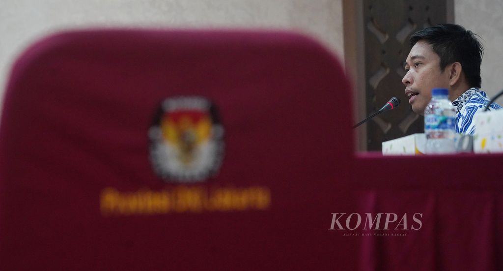 Anggota Komisi Pemilihan Umum Provinsi DKI Jakarta, Dody Wijaya, menerima konsultasi tim sukses pengusung calon perseorangan gubernur DKI Noer Fajriensyah di Kantor KPU Provinsi DKI Jakarta, Jakarta, Senin (6/5/2024). 