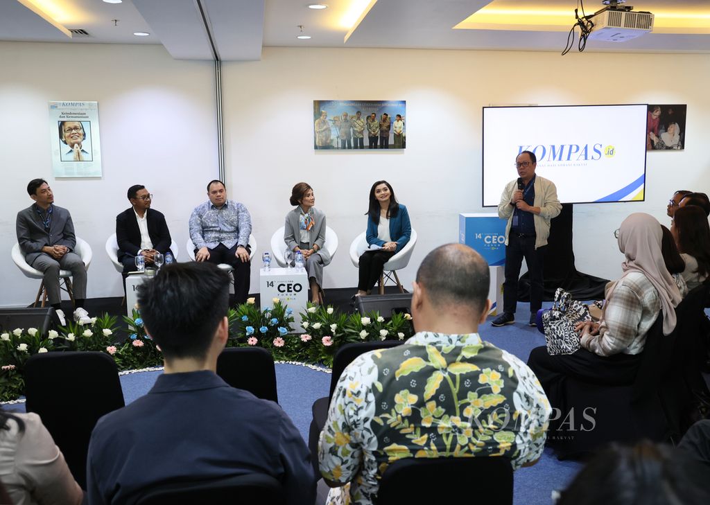 Pemimpin Redaksi <i>Kompas</i> Sutta Dharmasaputra (berdiri) saat memberikan sambutan dalam Corporate Affairs Room yang digelar di Kantor Redaksi Harian <i>Kompas</i> di Jakarta, Kamis (30/11/2023). 