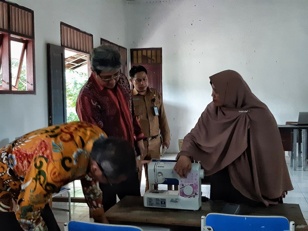  Wakil Kepala Otorita Ibu Kota Nusantara (IKN) Dhony Rahajoe meninjau pelatihan menjahit di Kecamatan Sepaku, Penajam Paser Utara, Kalimantan Timur, Senin (4/7/2022). Pelatihan itu diberikan kepada warga untuk menyambut peluang pembangunan IKN di Kaltim.