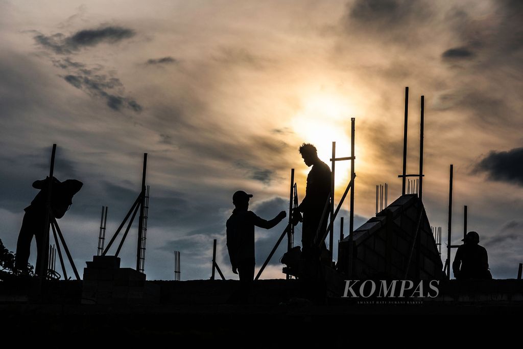 Buruh bangunan menyelesaikan pembuatan kompleks perumahan di Karangtengah, Jakarta, Jumat (2/12/2022). Berdasarkan data BPS, jumlah pekerja informal pada Agustus 2022 tercatat 80,24 juta orang.
