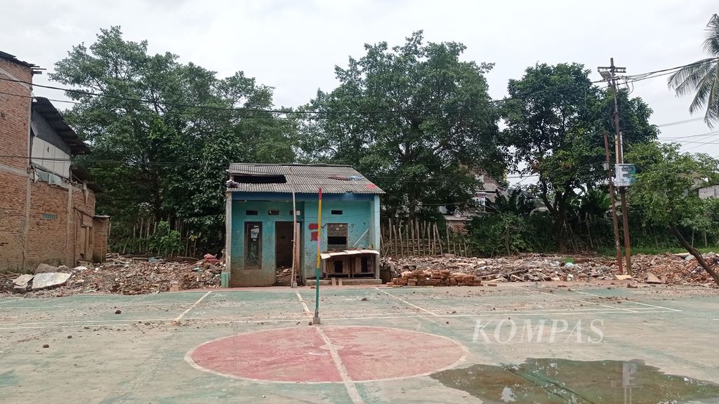 Salah satu rumah warga yang belum rampung pengurusan untuk pembebasan lahan bantaran Kali Ciliwung di RW 007, Kelurahan Rawajati, Jakarta Selatan, Rabu (9/11/2022). Pemilik rumah masih melengkapi berkas untuk ganti rugi.