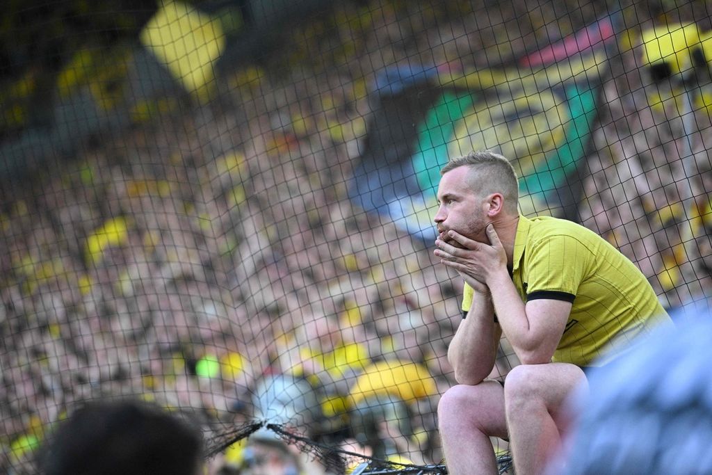 Ekspresi kekecewaan suporter Borussia Dortmund seusai ditahan Mainz, 2-2, pada pekan pamungkas Liga Jerman 2022-2023, Sabtu (27/5/2023) di Dortmund. Dortmund gagal menjadi juara secara dramatis.