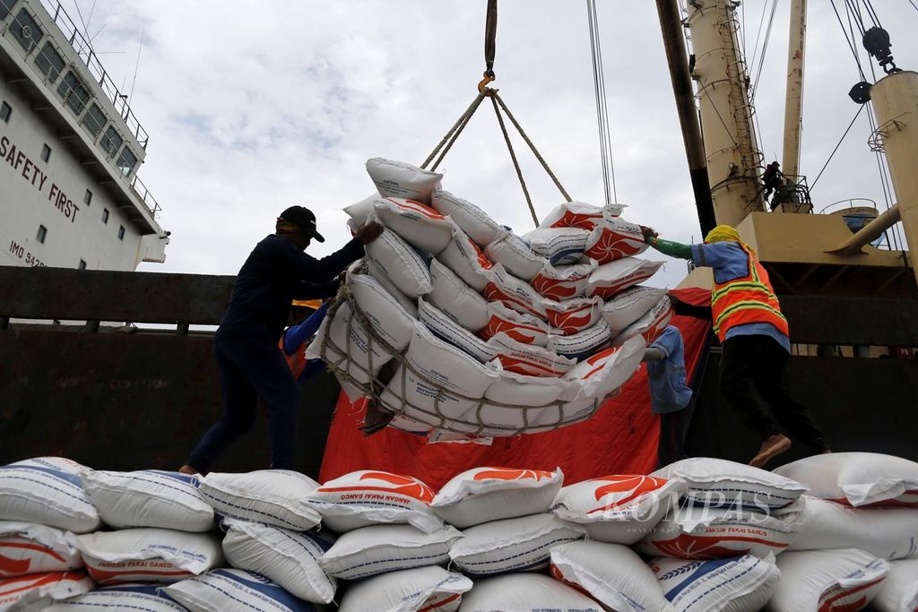 Buruh membongkar beras yang didatangkan dari Vietnam dengan menggunakan kapal barang Newsun Blue di Pelabuhan Tanjung Priok, Jakarta Utara, Kamis (2/2/2023). Akhir tahun lalu hingga pertengahan bulan ini, pemerintah secara bertahap mendatangkan beras impor sekitar 500.000 ton untuk memenuhi stok cadangan pemerintah. 