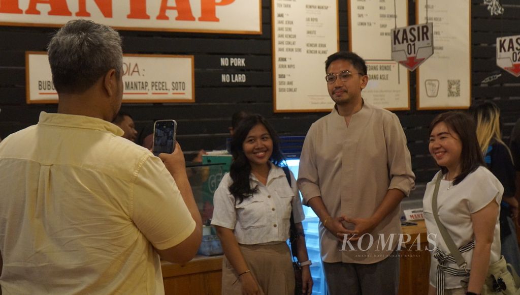 Pemimpin Pura Mangkunegaran KGPAA Mangkunegara X (kedua dari kanan) berfoto bersama pengunjung warung wedangan di Kota Surakarta, Jawa Tengah, Minggu (28/7/2024). Dalam kesempatan itu, ia sekaligus menemui enam partai politik yang berniat mengusungnya sebagai calon wali kota Surakarta. 