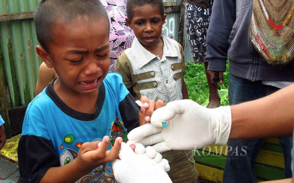 A child in Timika City, Mimika Regency, Papua cried while having their blood sample taken by officers from the Malaria Center of PT Freeport Indonesia on Wednesday (25/10/2017). Blood sample examinations are usually carried out together with health education and house wall spraying with insecticide.