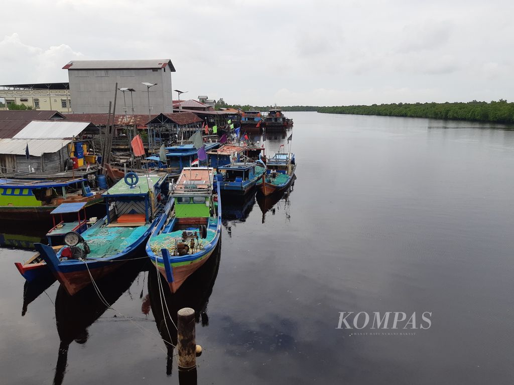 Sejumlah perahu sedang bersandar di Desa Teluk Pambang, Kecamatan Bantan, Kabupaten Bengkalis, Provinsi Riau, Selasa (9/7/2024). Di daerah ini praktik perambahan liar masih terjadi. Situasi ini membuat keberadaan hutan mangrove terancam. 