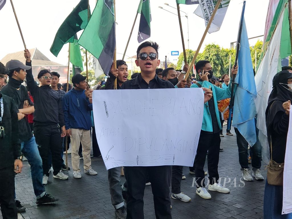 Salah seorang mahasiswa menunjukkan spanduk yang dibawanya dalam aksi unjuk rasa, di Balai Kota Surakarta, Jawa Tengah, Kamis (22/8/2024). Aksi itu menyoroti soal rencana revisi UU Pilkada oleh DPR yang berlangsung secara tiba-tiba. 