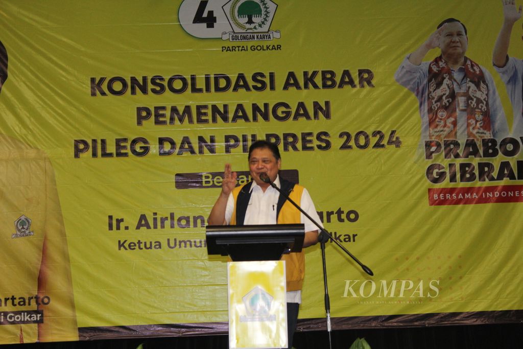 Ketua Umum Partai Golkar Airlangga Hartarto memberikan arahan dalam acara “Konsolidasi Akbar Pemenangan Pileg dan Pilpres 2024” di Kota Cirebon, Jawa Barat, Rabu (24/1/2024). 