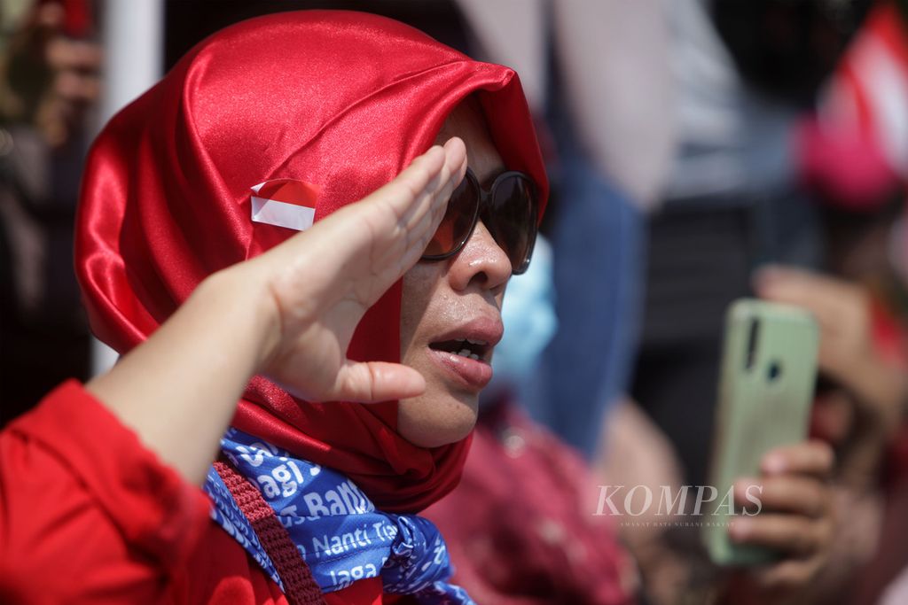 Warga yang hadir memberikan hormat kepada bendera Merah Putih saat upacara bendera memperingati HUT Ke-77 Kemerdekaan Indonesia di Situ Parigi, Tangerang Selatan, Banten, Kamis (18/8/2022). Upacara ini digelar dalam rangkaian acara Pondok Aren Berkibar yang melibatkan seluruh komponen masyarakat. 