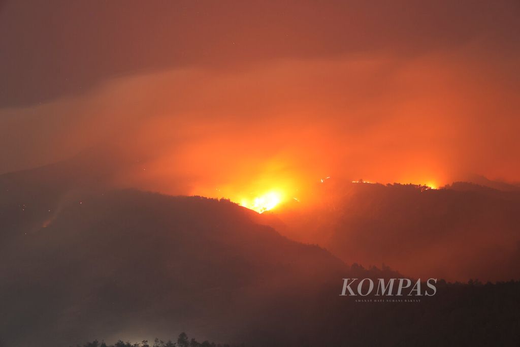 Kobaran api yang membakar kawasan hutan lereng Gunung Merbabu terlihat dari Desa Batur, Kecamatan Getasan, Kabupaten Semarang, Jawa Tengah, Sabtu (28/10/2023). 